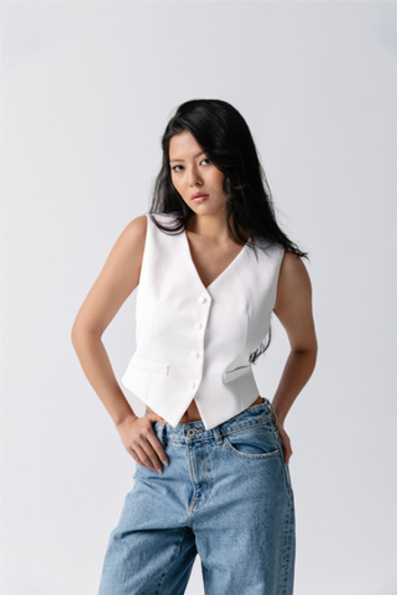 Жилет из атласной ткани