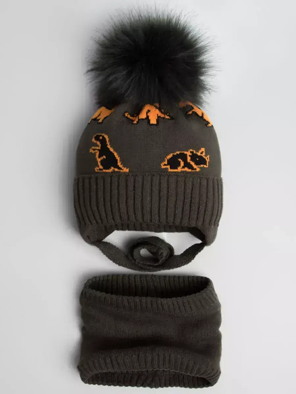 Шапка зимняя для мальчика на завязках и снуд
