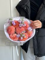Букет из георгин в персиковом оттенке и маттиолы