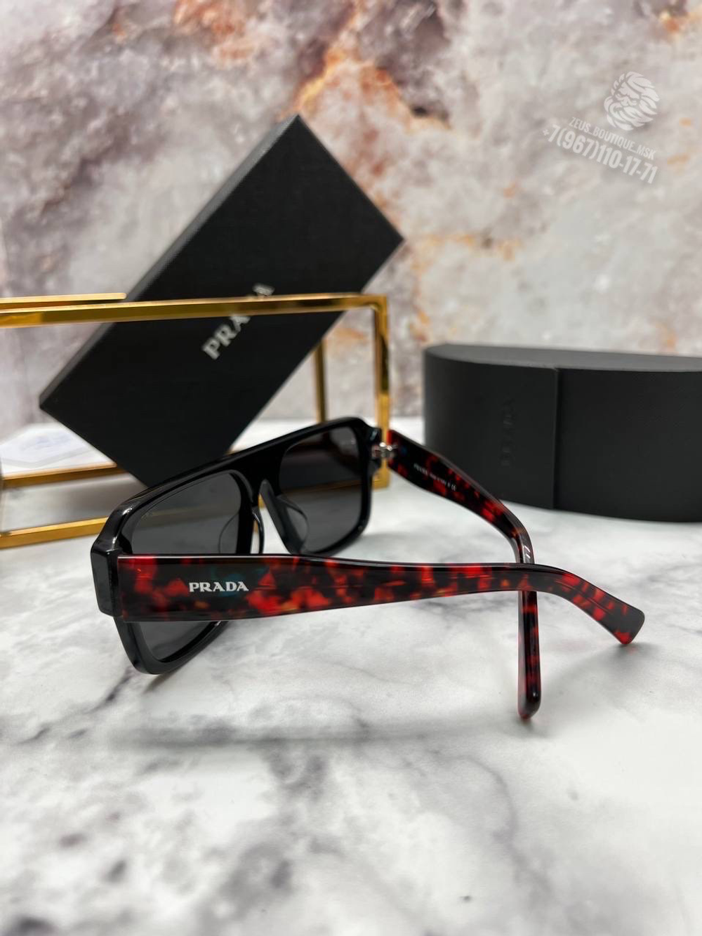 Солнечные очки Prada