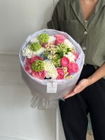 Букет сборный из калл, дельфиниума и садовых цветов