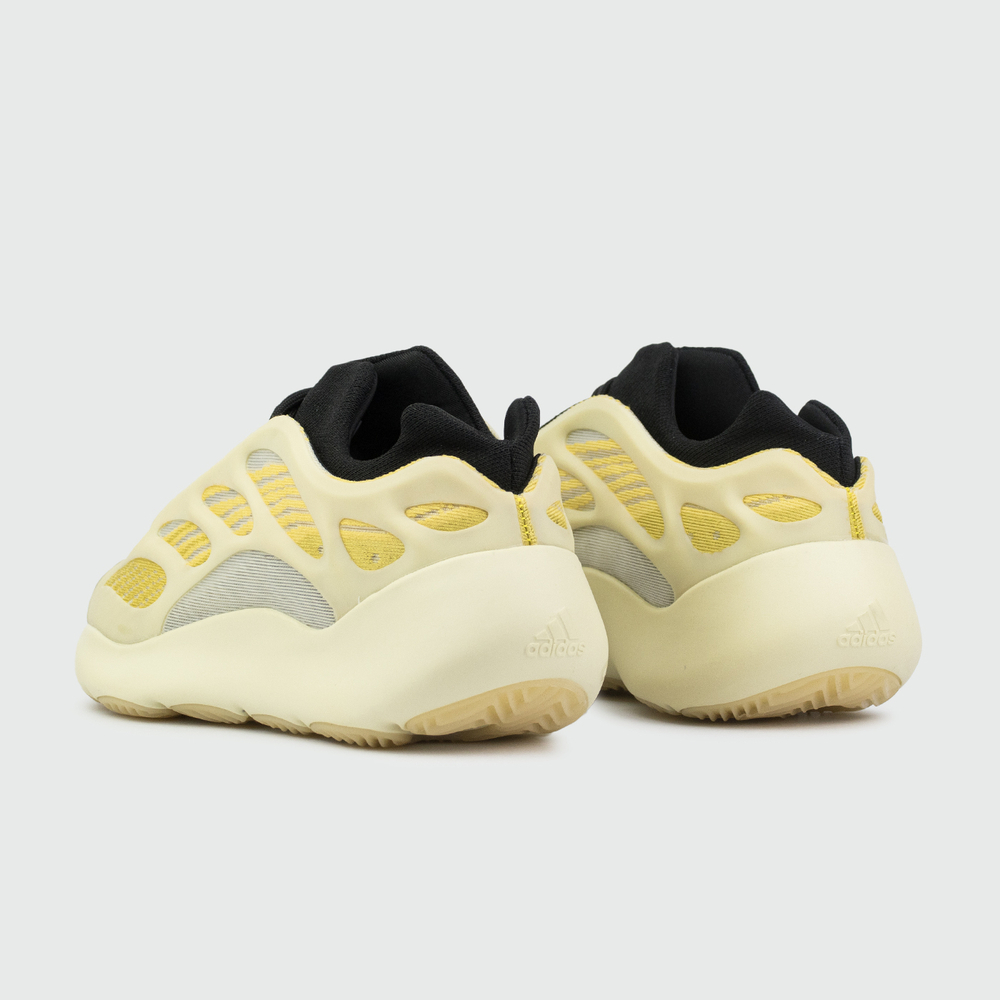 Кроссовки Adidas Yeezy 700 v3 Wmns Safflower