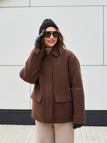 Коричневая куртка с меховым воротником