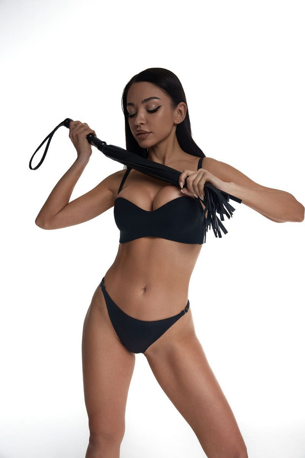 Черный кожаный флоггер со стальной ручкой - 45 см.