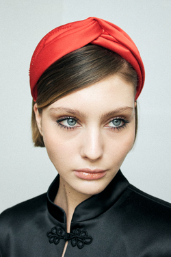 Ободок-узел из красного шелка с декором в виде веточки