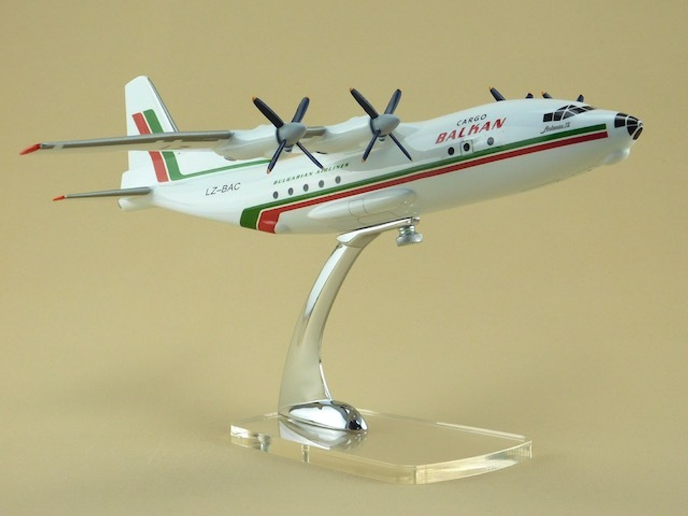 Модель самолета Ан-12 (М1:100, Balkan)