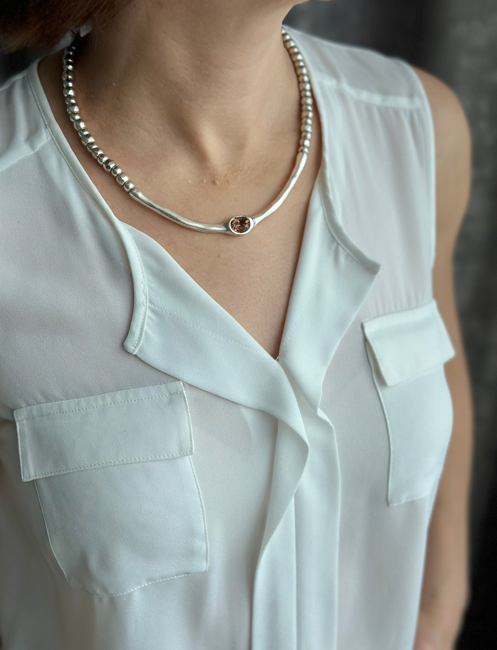 Колье из шариков и дуги с персиковым кристаллом, матовое серебро