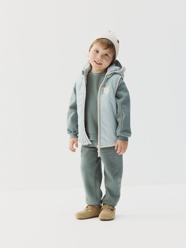 Жилет с капюшоном 