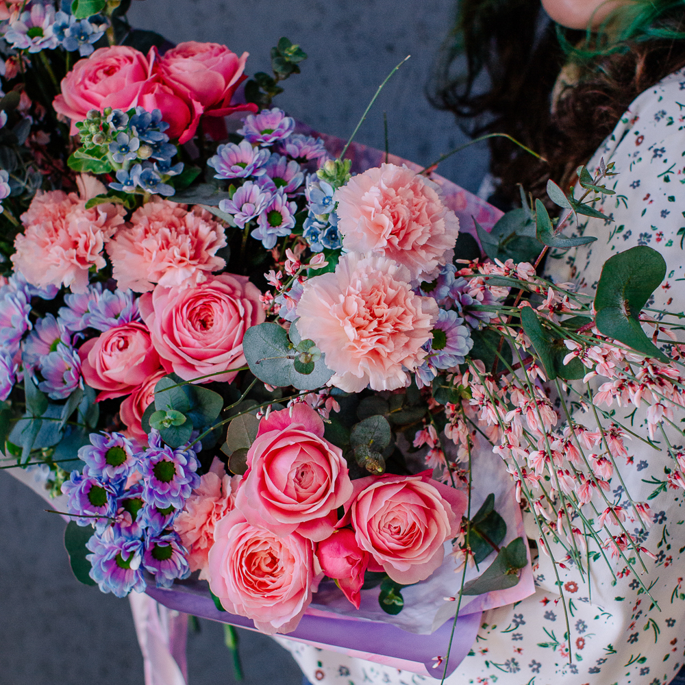 147. Нежный букет с розовыми пионовидными розами