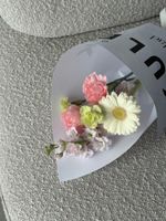 Кулек сборный из диантусов, маттиолы и минигерберы