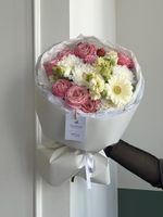 Букет из кустовой пионовидной розы, хризантемы и герберы и маттиолы