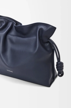 Loewe Сумка-клатч среднего размера Flamenco из телячьей кожи наппа, темно-синий