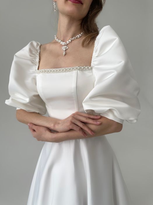 Свадебное платье с жемчужной лентой (молочный)