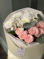 Букет из кустовой пионовидной розы, хризантемой и альстромерии