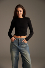 Лонгслив с рельефами укороченный