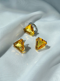 Серьги треугольники желтые кристаллы, фурнитура серебро.