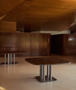 Стол Melvar из 100% орехового шпона с основанием из стали 150 x 150