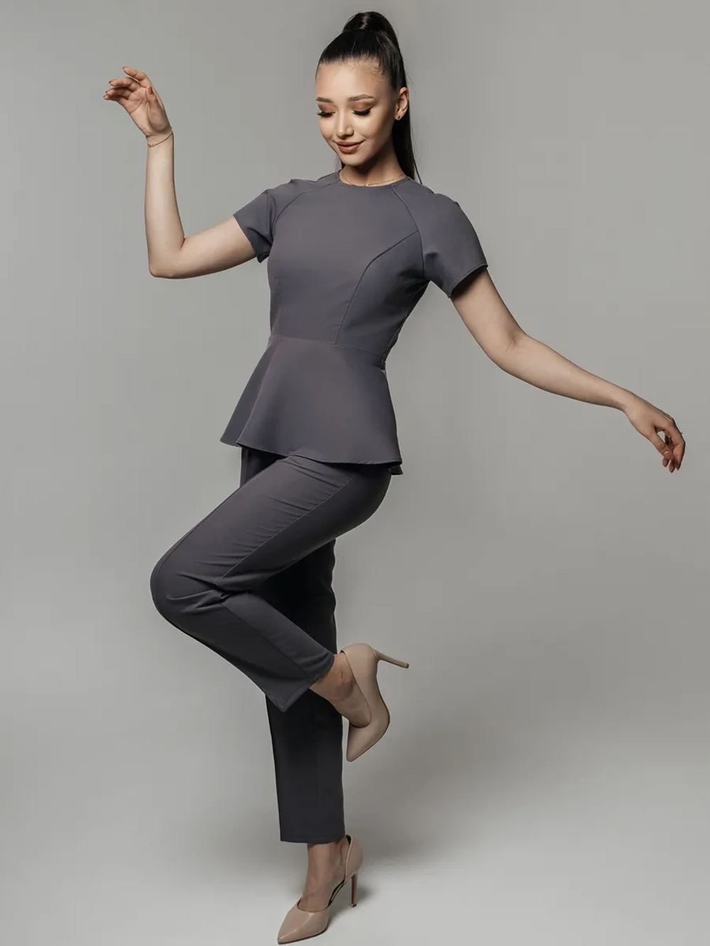 Блузка медицинская с баской серая стрейч