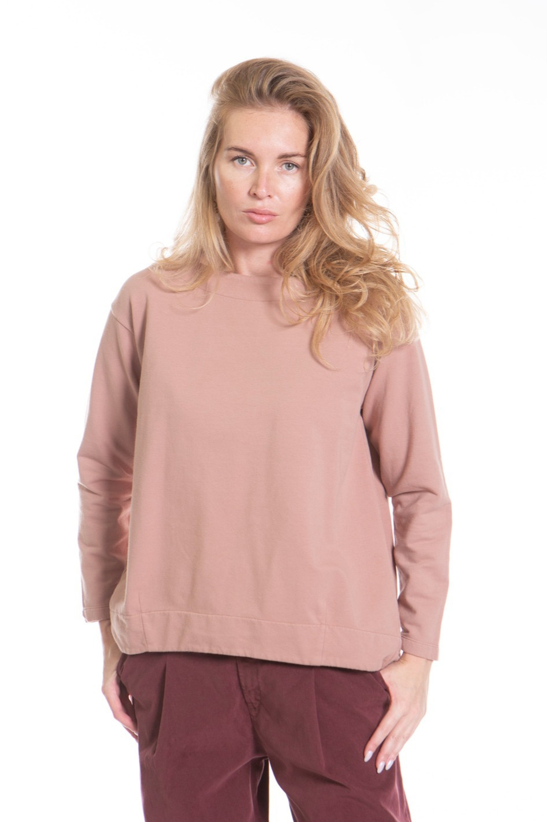 СВИТШОТ С АКЦЕНТНОЙ СПИНКОЙ