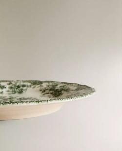 ZARA HOME КЕРАМИЧЕСКАЯ ПЛОСКАЯ ТАРЕЛКА С ЦВЕТАМИ, ОЛИВКОВЫЙ