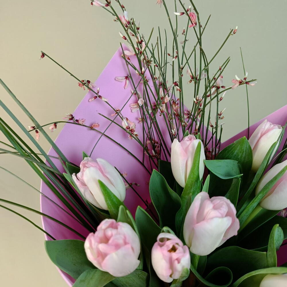 Розовые тюльпаны с ароматной генистой и зеленью