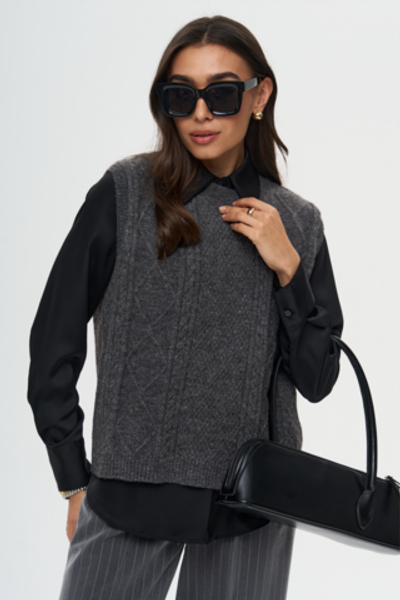 Жилет вязаный с косами