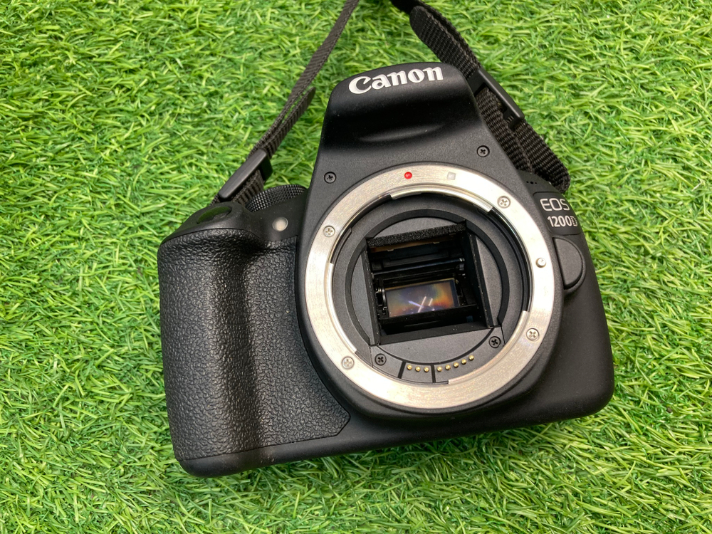 Canon 1200D kit 18-55mm 3.5-5.6 III 2.500 кадров