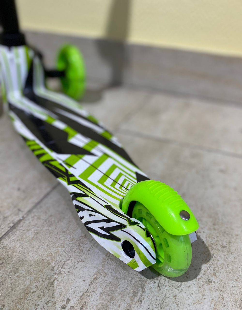 Самокат 3-х колесный зеленый с рисунком 141-21-3  колесо 110мм PU, 30кг