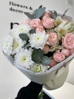 Сборный букет с кустовой пиновидной розой и хризантемой в оформлении