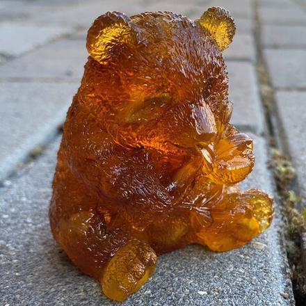 Медведь панда с листом