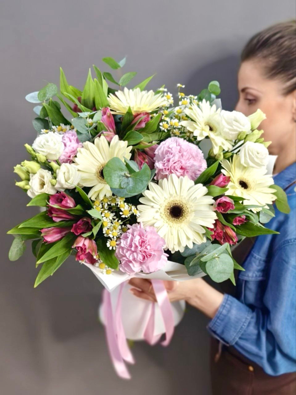 Авторский букет белыми герберами