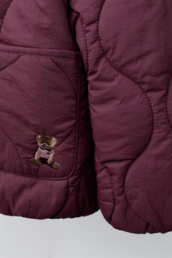ZARA СТЕГАНАЯ КУРТКА С КАПЮШОНОМ И ВЫШИВКОЙ В ВИДЕ МЕДВЕЖОНКА, БУРГУНДИ