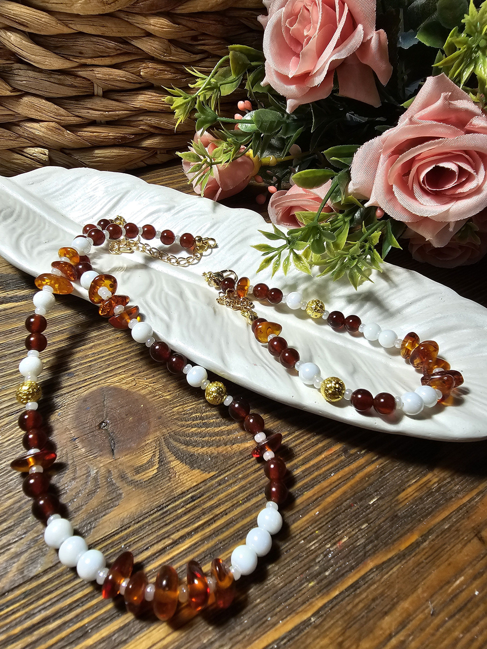 Комплект украшений авторский из натуральных камней. Колье и браслет "Контрастный". Бижутерия на шею, на руку для женщин, девушек. Летнее женское украшение