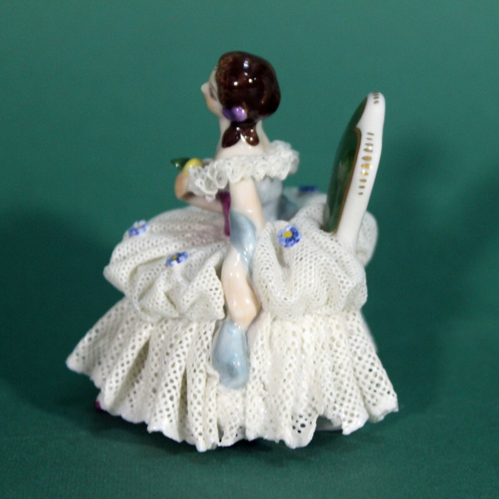Фарфоровая статуэтка «На балу»