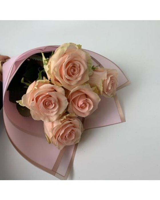 Букет из 5 роз 50 см в оформлении ( цвет роз на выбор ) #1904