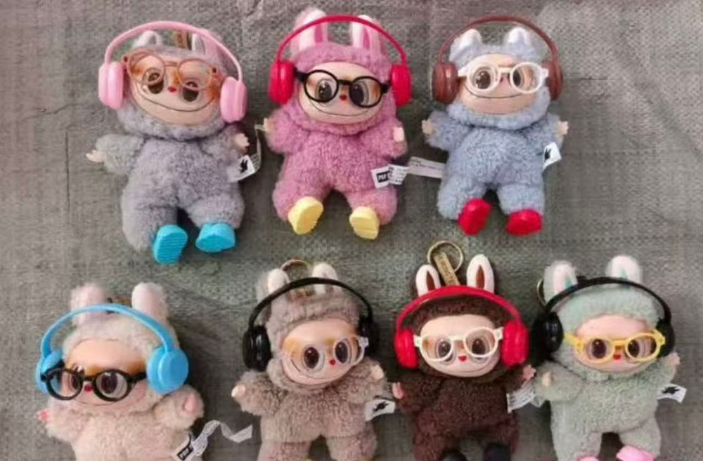 Лабубу с аксессуарами