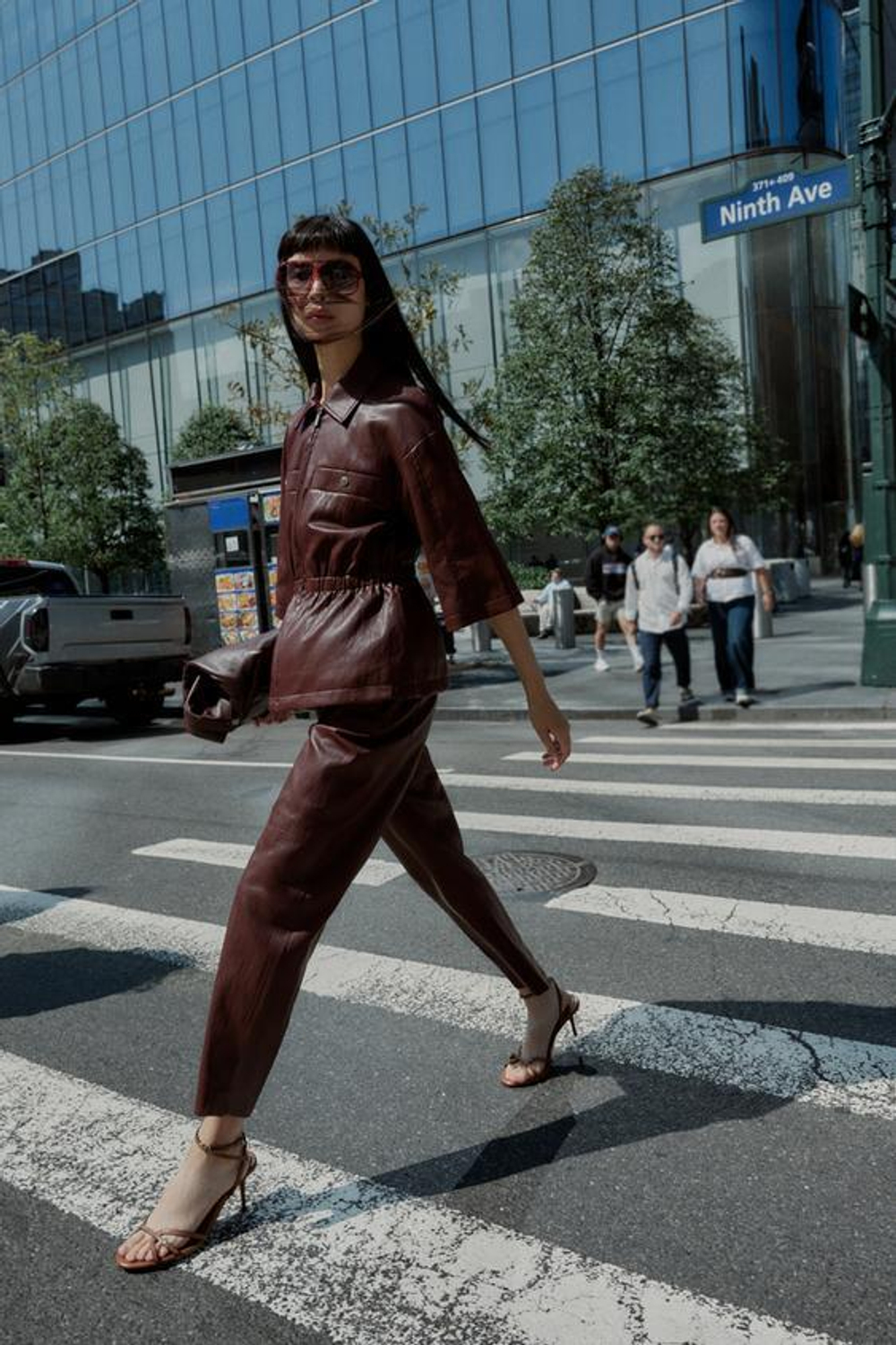 ZARA БРЮКИ ИЗ ИСКУССТВЕННОЙ КОЖИ, ГРАНАТОВЫЙ