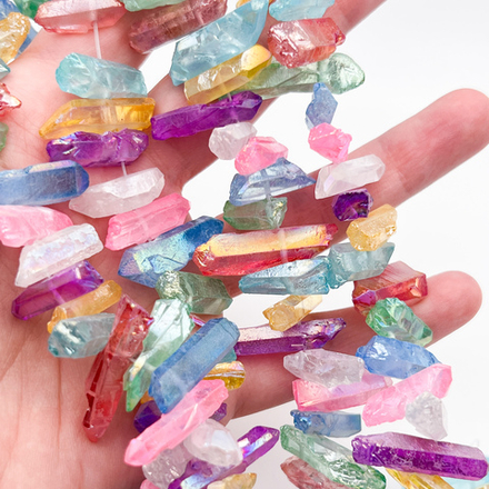 Кварц тонированный необработанные бусины, цвет микс, размер около 20-32*5-7 мм, цена за отрезок 9-9,5 см (1/4 нити)