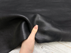 Фактура натуральной кожи Vacchetta Primus Nero в толщине 1,8-2,0 мм