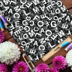 Ткань шифон хаос их букв на чёрном фоне