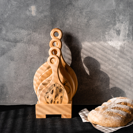 Деревянные разделочные доски 4 шт. из сибирского кедра на подставке RDN1