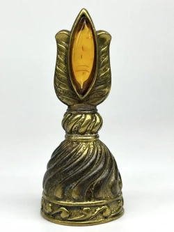 Бронзовая статуэтка на янтаре