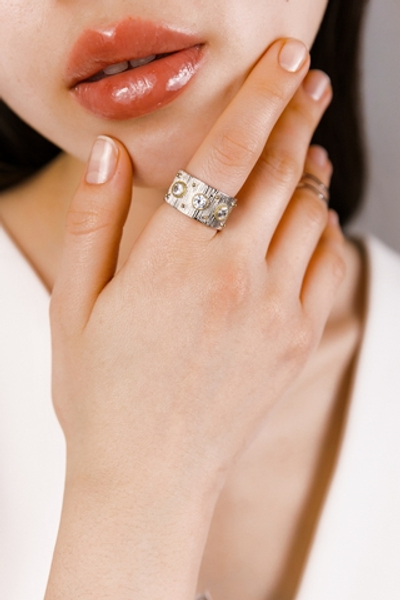 Кольцо массивное с фактурными вставками