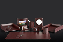 На фото набор на стол руководителя 72917 11 предметов кожа LUX Full Grain цвет "Brown".