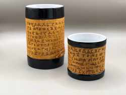 Набор из двух кружек, малая и большая, фарфоровые c берестой. Коллекция Onfim (Онфим) или Gramoty (Грамоты). 2 кружки без ручки, одной коллекции.