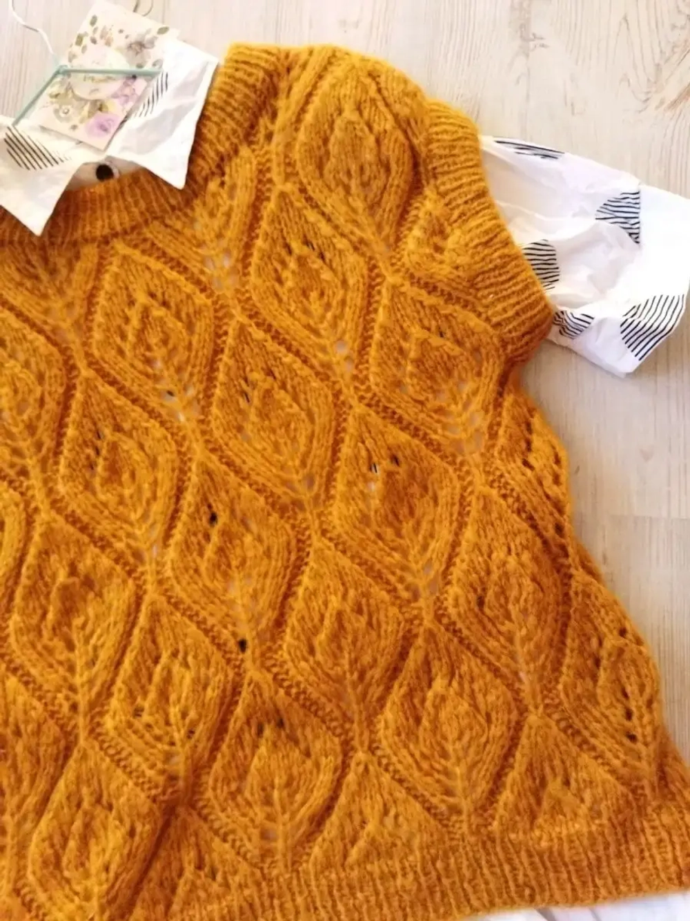 Жилет вязаный ажурный