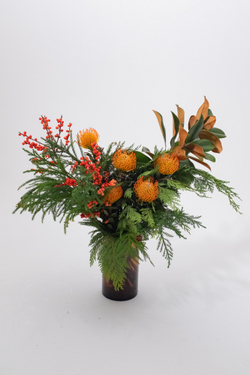 купить стильный букет с хвоей с доставкой по Москве