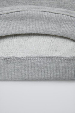 ZARA ХУДИ С РЕЛЬЕФНОЙ НАДПИСЬЮ, СЕРЫЙ С МЕЛАНЖЕВЫМ ЭФФЕКТОМ