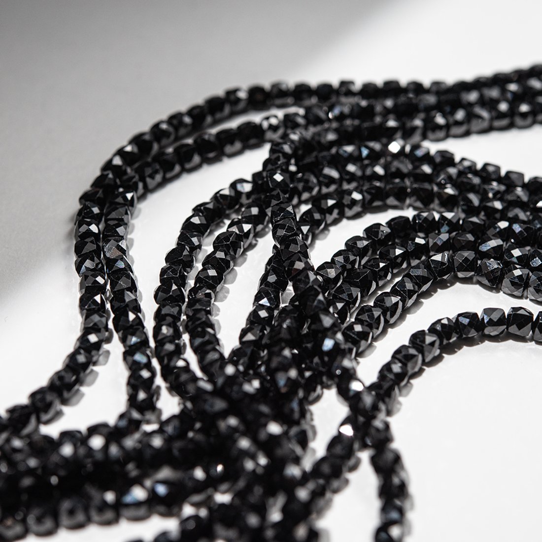 Шпинель натуральная, куб 4,2мм