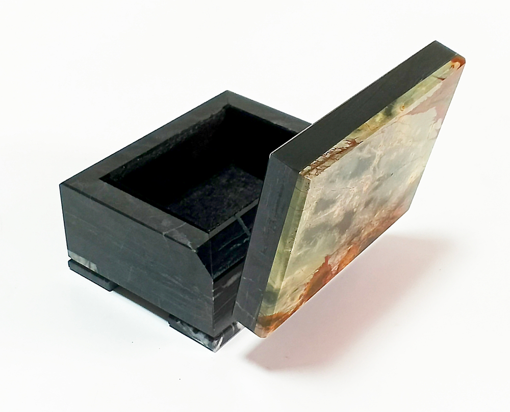 Шкатулка из яшмы и доломита 9-7-5.5см вес 470гр.